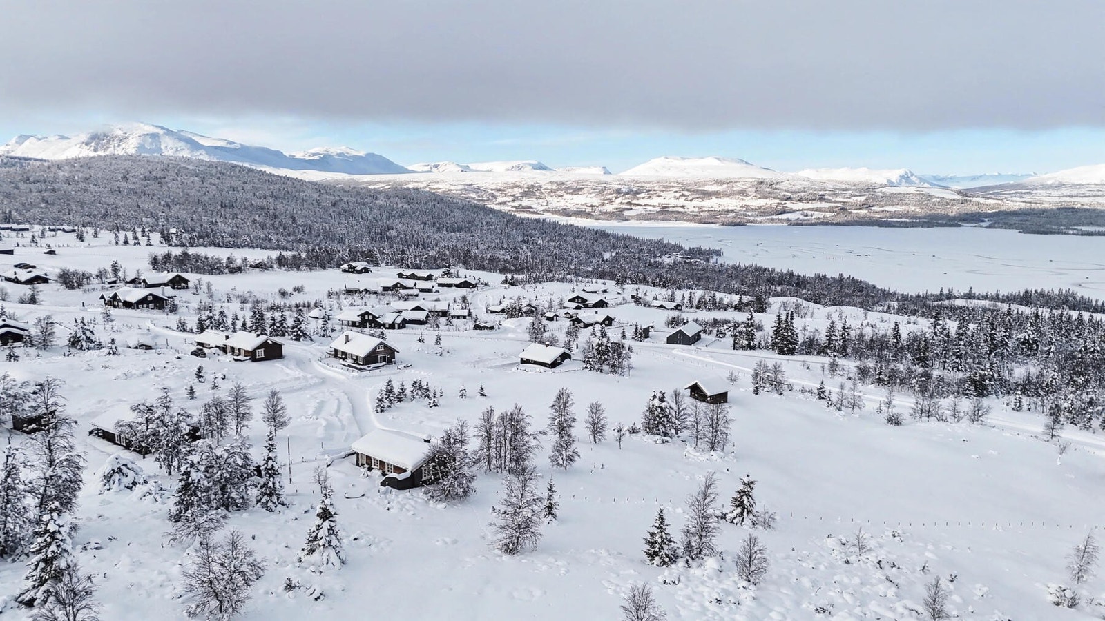 Her finnes milevis med sykkelruter, stier for korte eller lengre turer i fjellet, mulighet for båtturer og fiske. Galleribilde