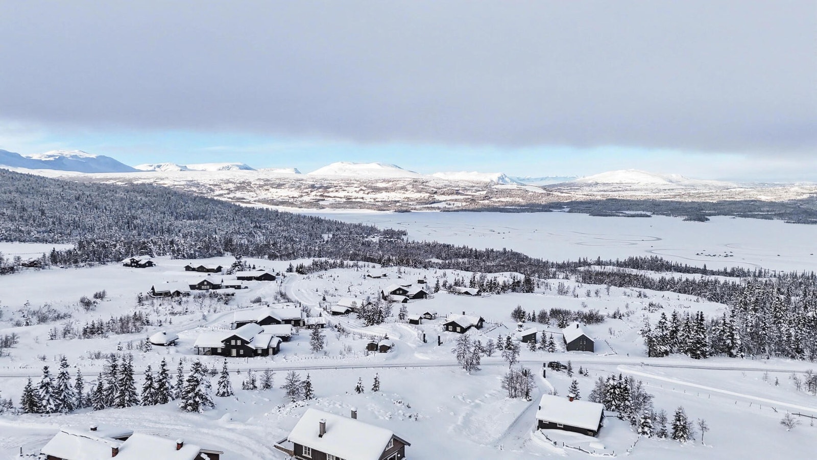 Det beste er stillheten, utsikten og fjelluften, ta livet med ro og slappe av..... Galleribilde