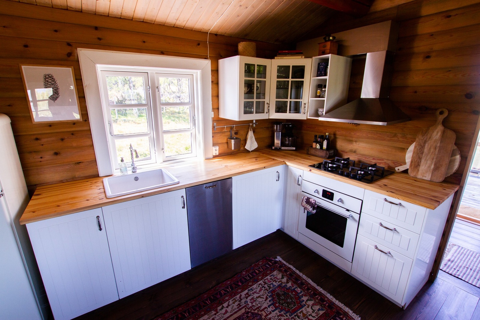 Kjøkkeninnredning med lyse fronter og heltre benkeplate. Galleribilde