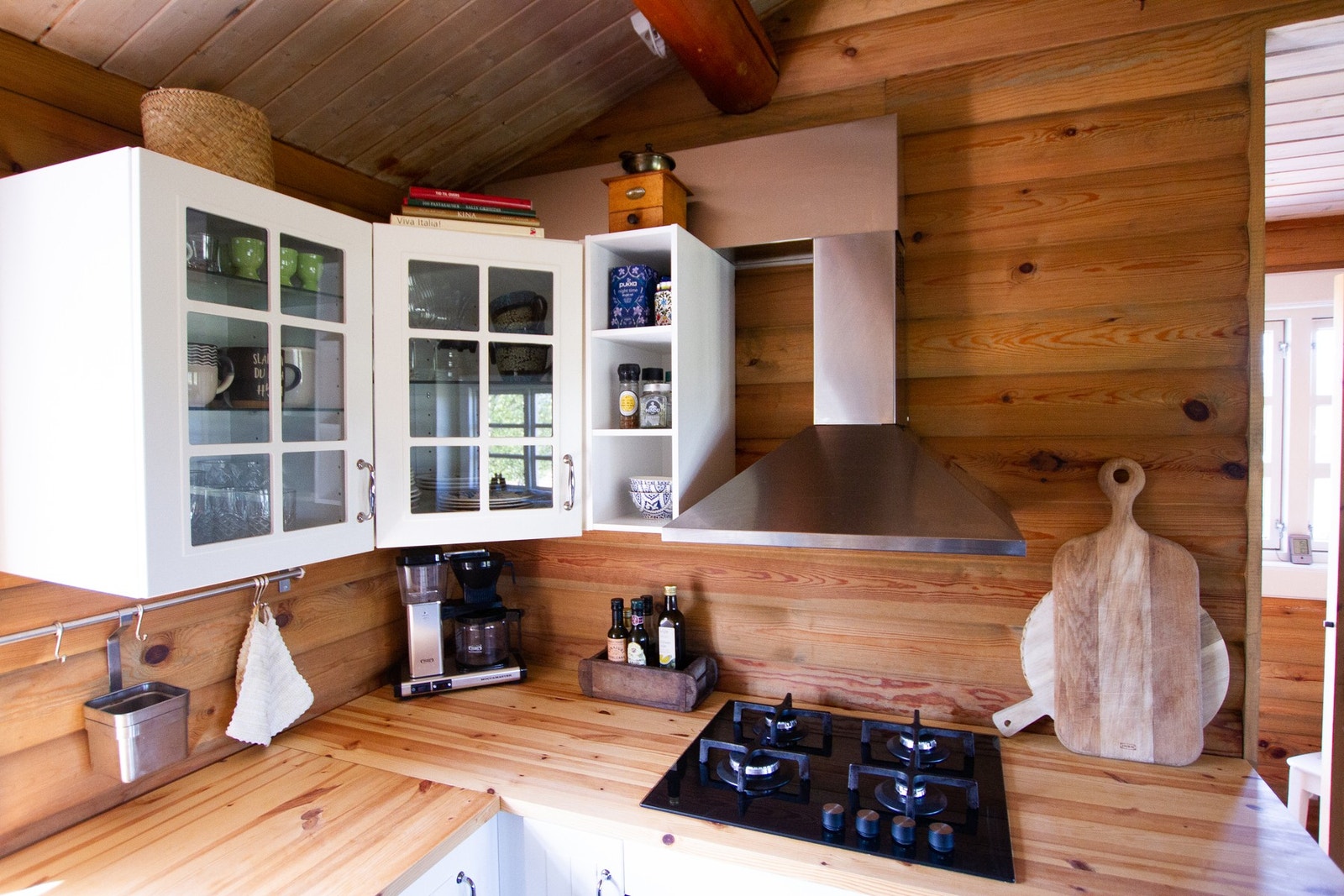 Integrerte hvitevarer som gass komfyrtopp, stekeovn og oppvaskmaskin. Galleribilde