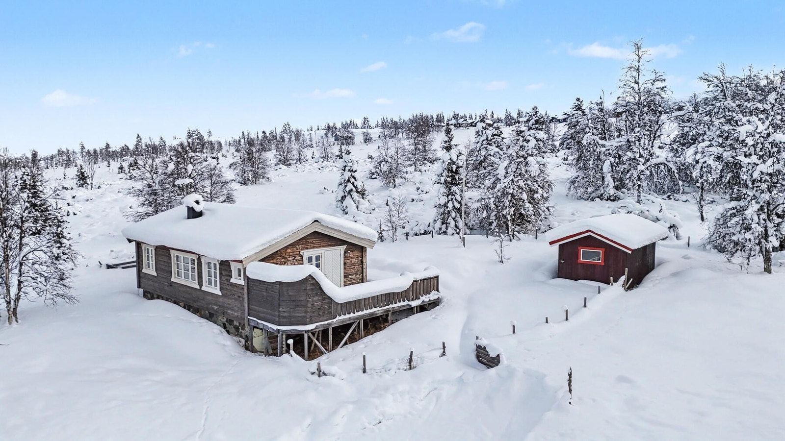 Tomten er eiet og er skrånende vestvendt og er hovedsakelig en naturtomt/stølsvoll. Galleribilde