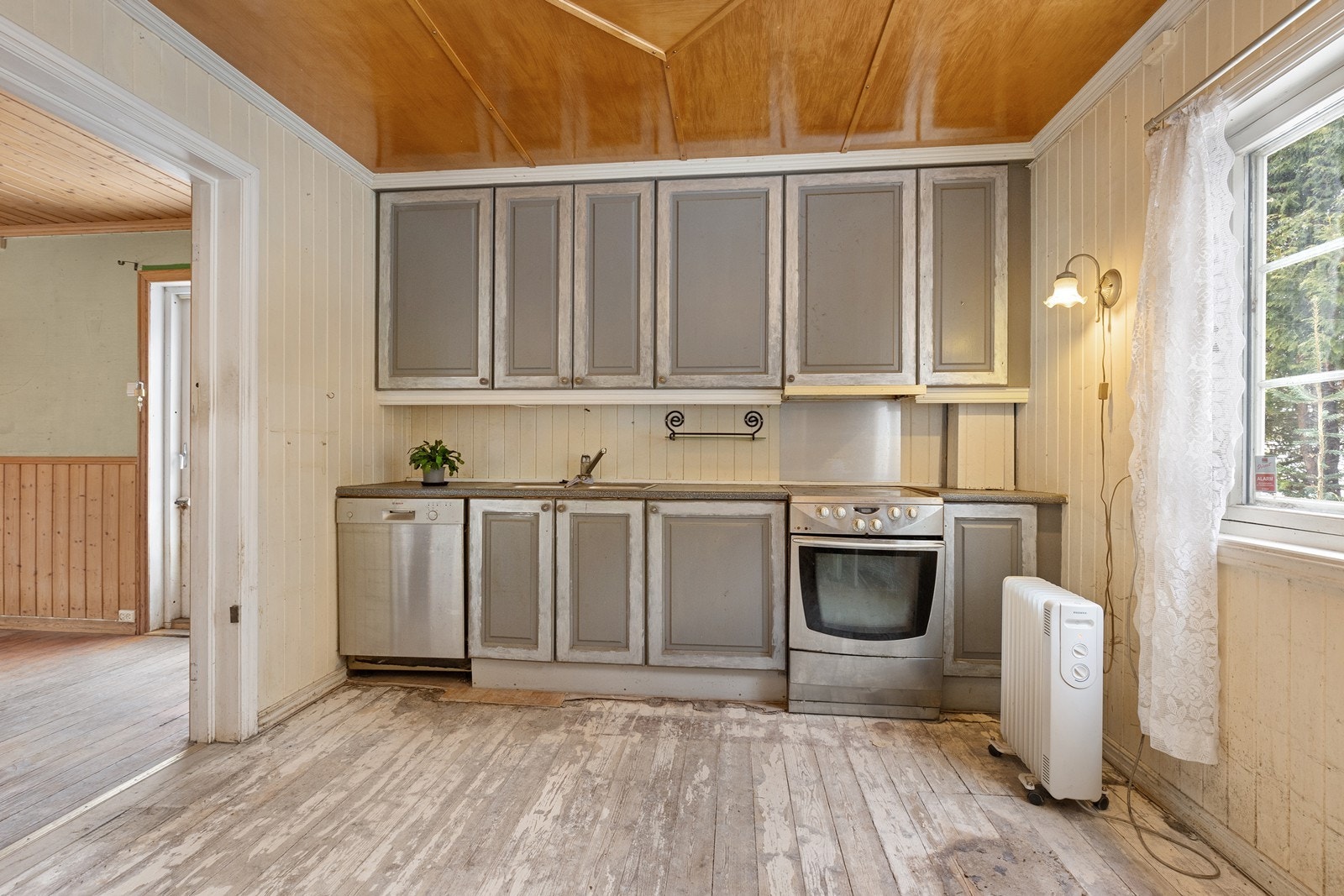 Kjøkkenet har profilerte, malte fronter og en laminert benkeplate, med opplegg for oppvaskmaskin. Galleribilde