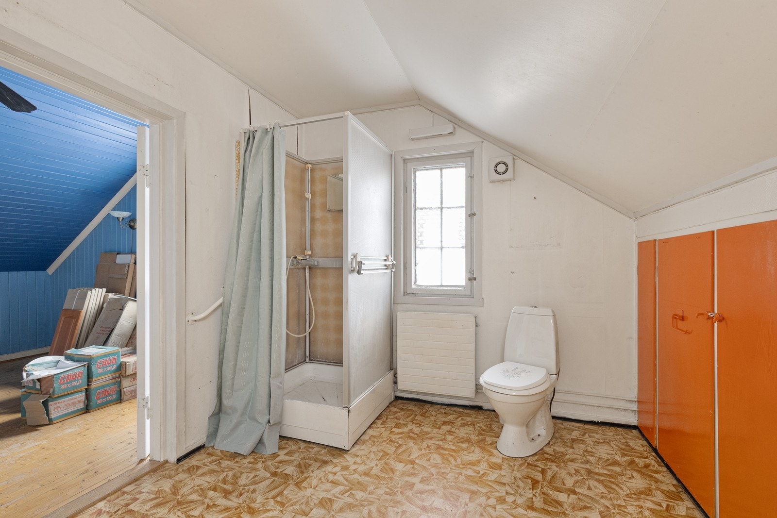 Badet har dusjkabinett, toalett og belegg på gulvet, men krever totalrenovering. Galleribilde