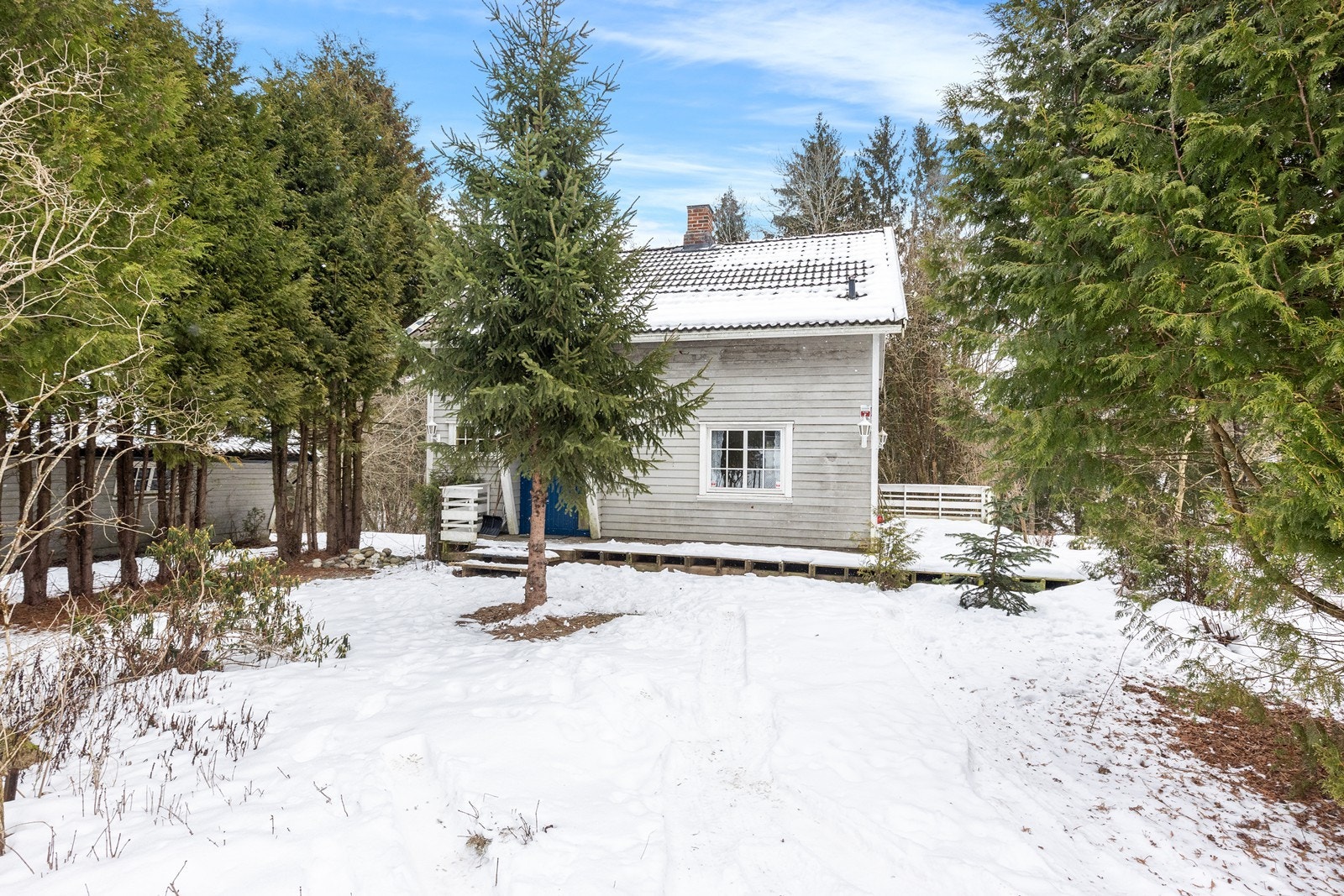 Boligen er omgitt av trær og natur, og har en enkel adkomst fra gårdsplassen. Galleribilde