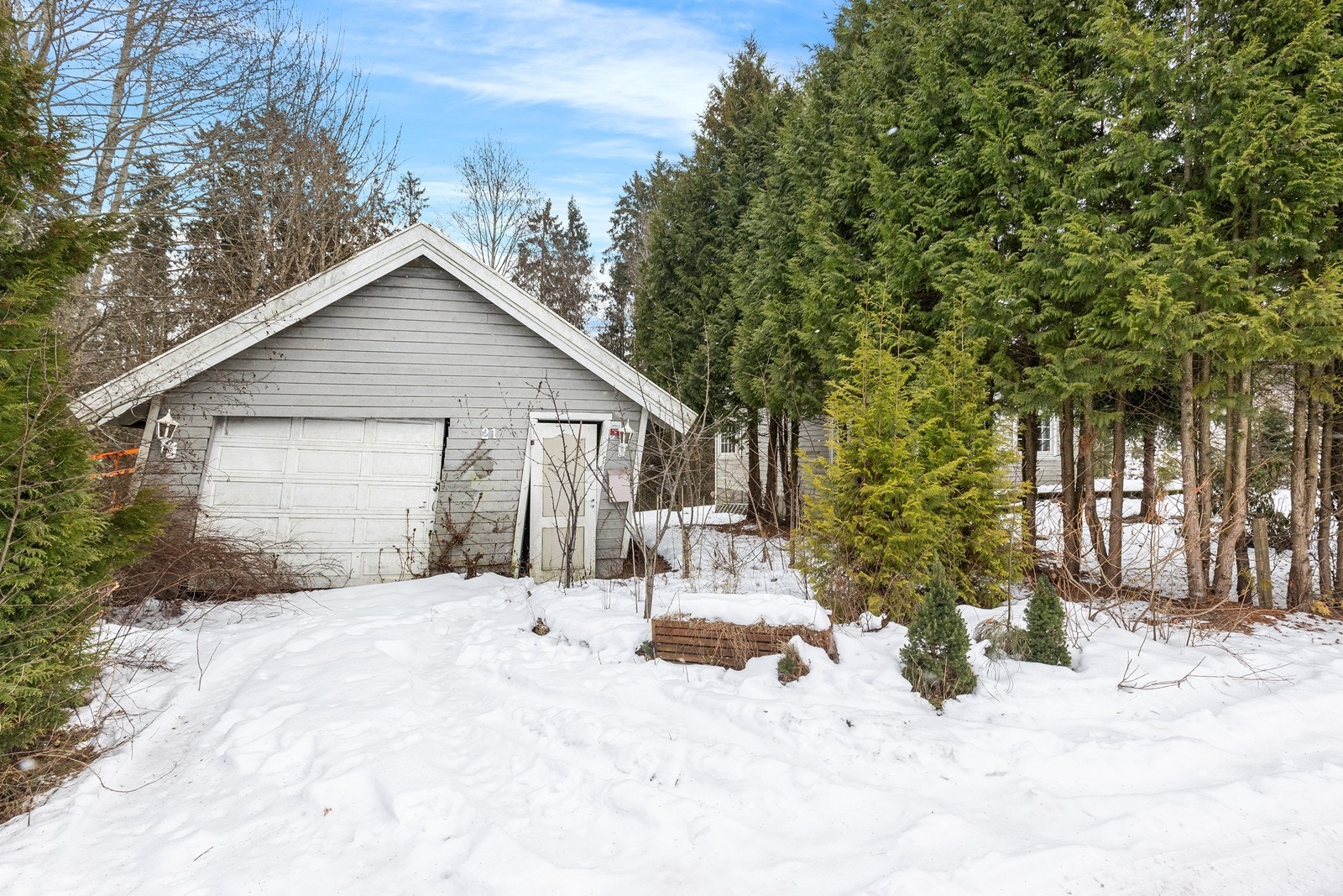 Garasjen er av eldre standard og viser tegn til slitasje, med behov for vedlikehold. Bær rives og ikke benyttes. Galleribilde