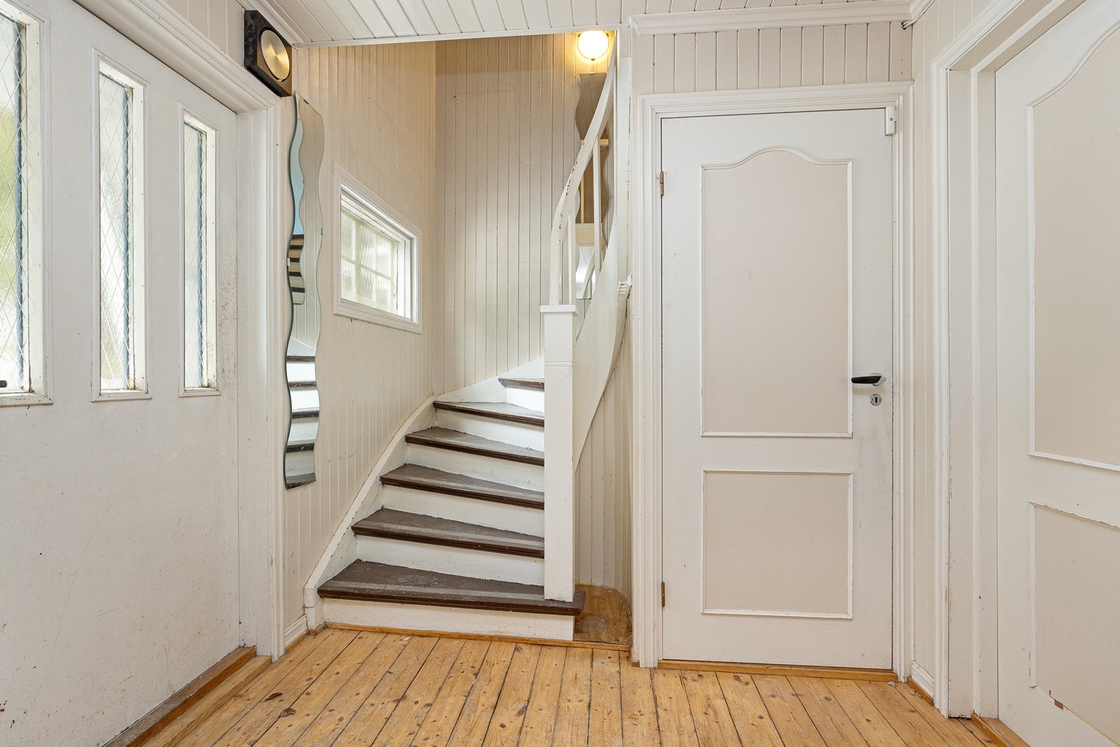 Trapp i tre mellom etasjene viser tegn til slitasje og skjevhet. Galleribilde