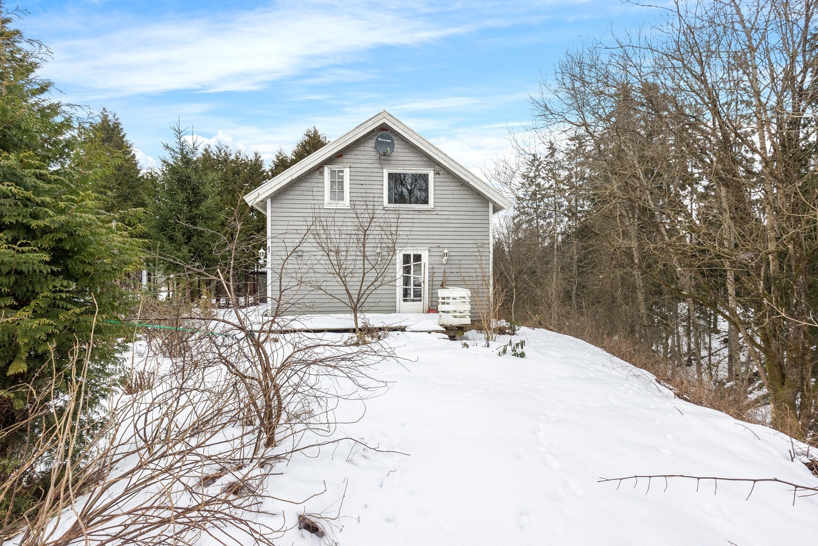Boligen har en enkel hage med tilgang til naturen, noe som gir en følelse av privatliv. Galleribilde