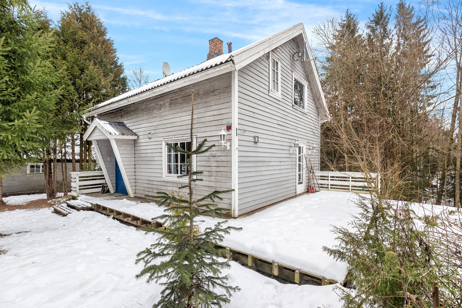 Treverket på huset viser værslitasje, og det er behov for vedlikehold for å sikre lang levetid. Galleribilde