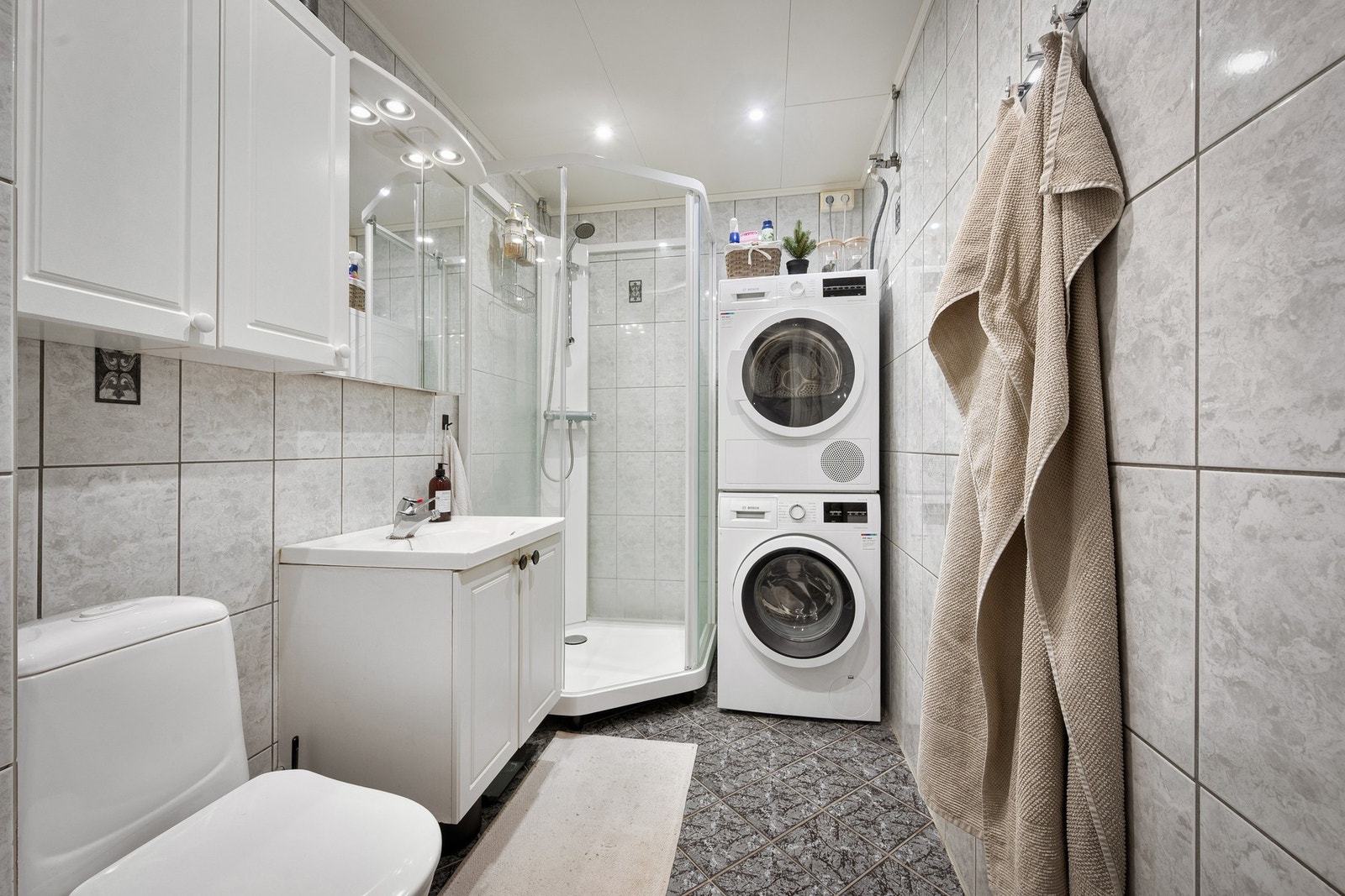 Pent og flislagt bad med varmekabler i gulv Galleribilde