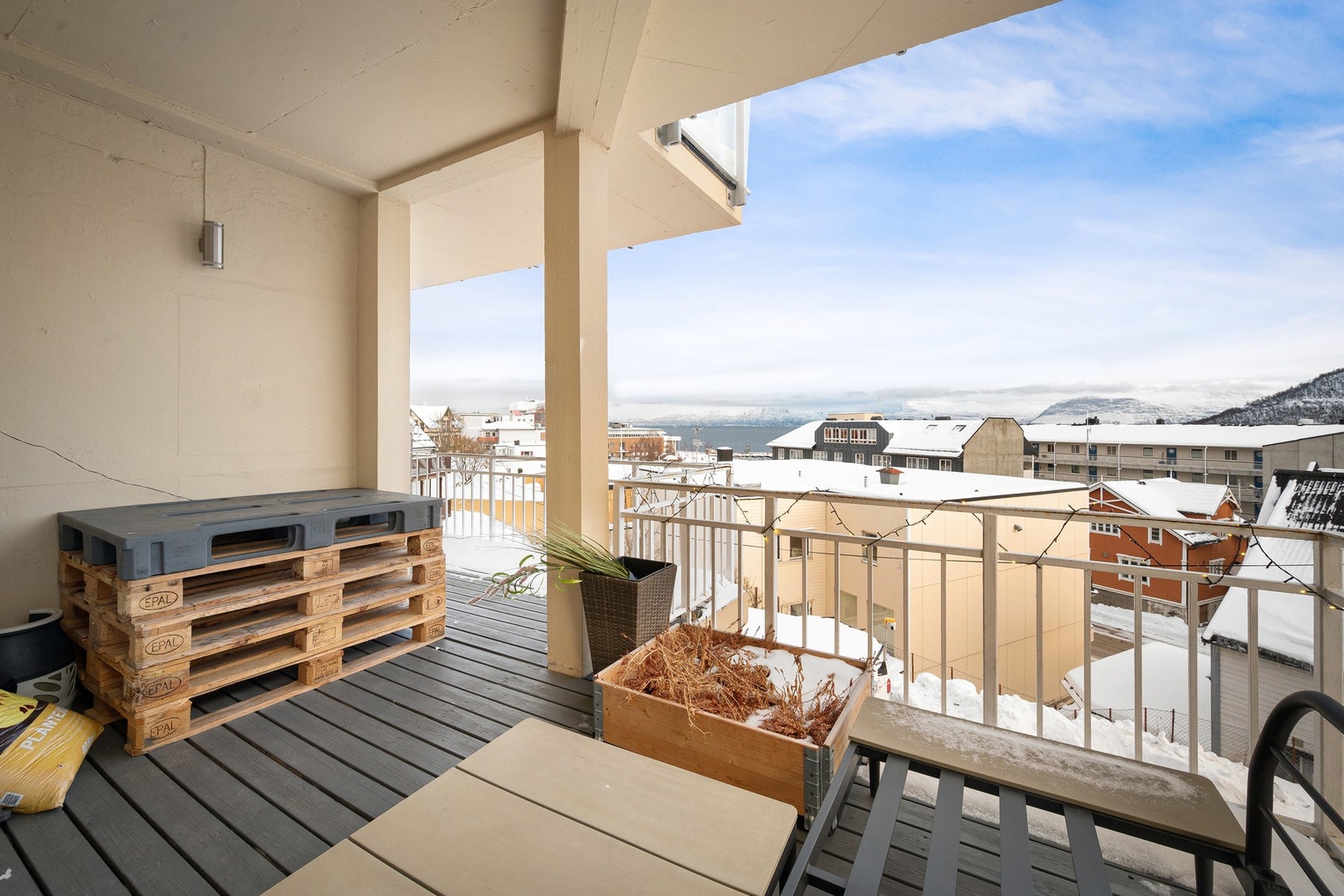 Totalt areal på balkong er på hele 16 kvm Galleribilde