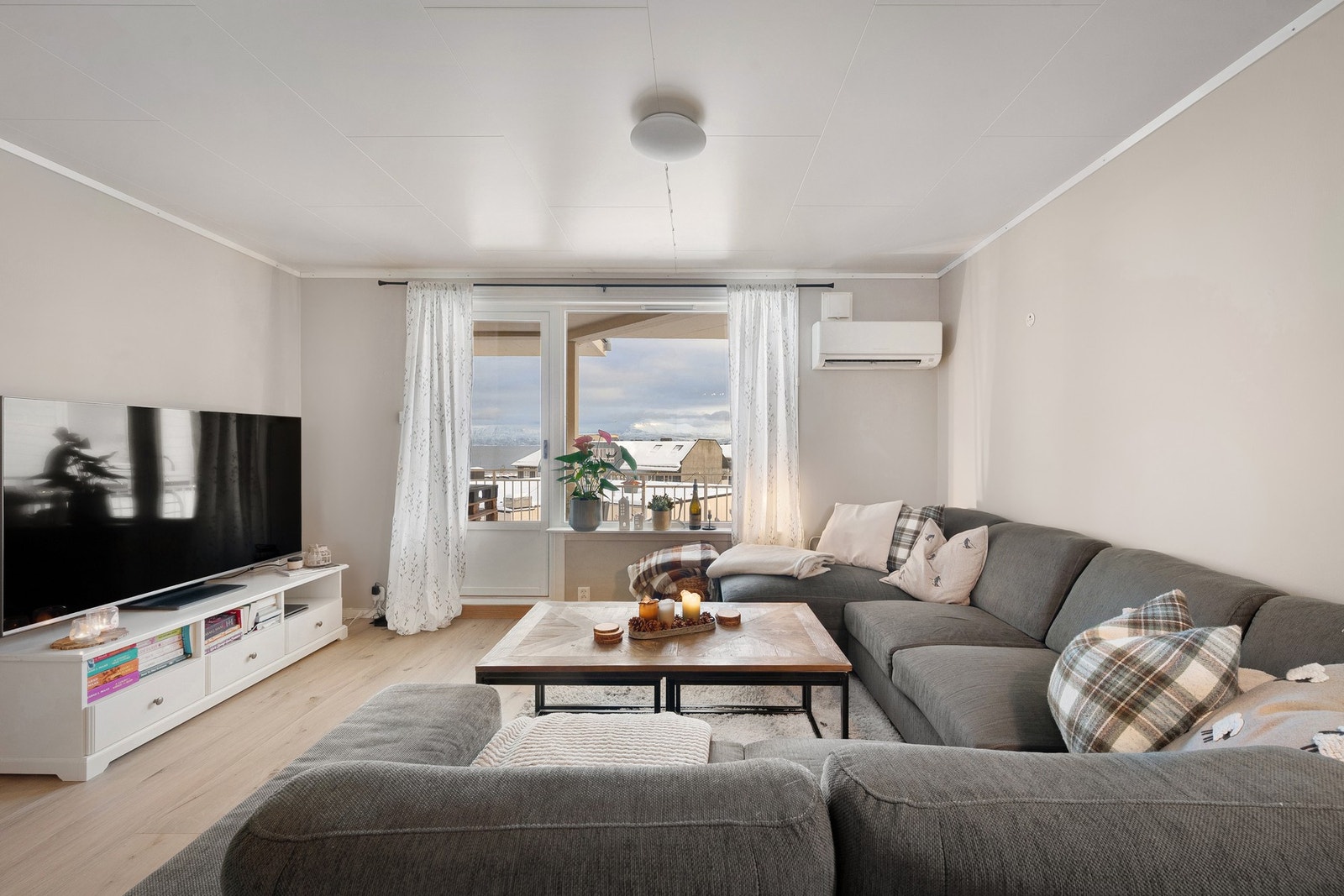 Velkommen inn! Leiligheten inneholder en lys og romslig stue med plass til stor sofagruppe Galleribilde