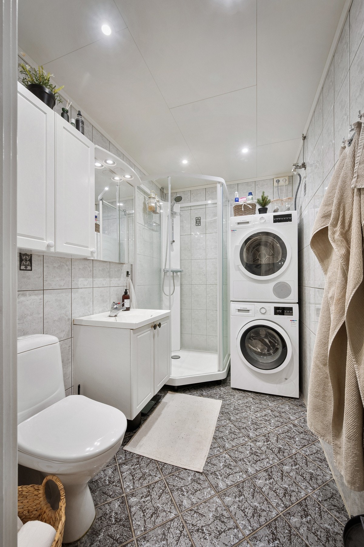 Rommet er oppgradert i senere tid og dusjkabinett og blandebatteri er skiftet i 2023 Galleribilde