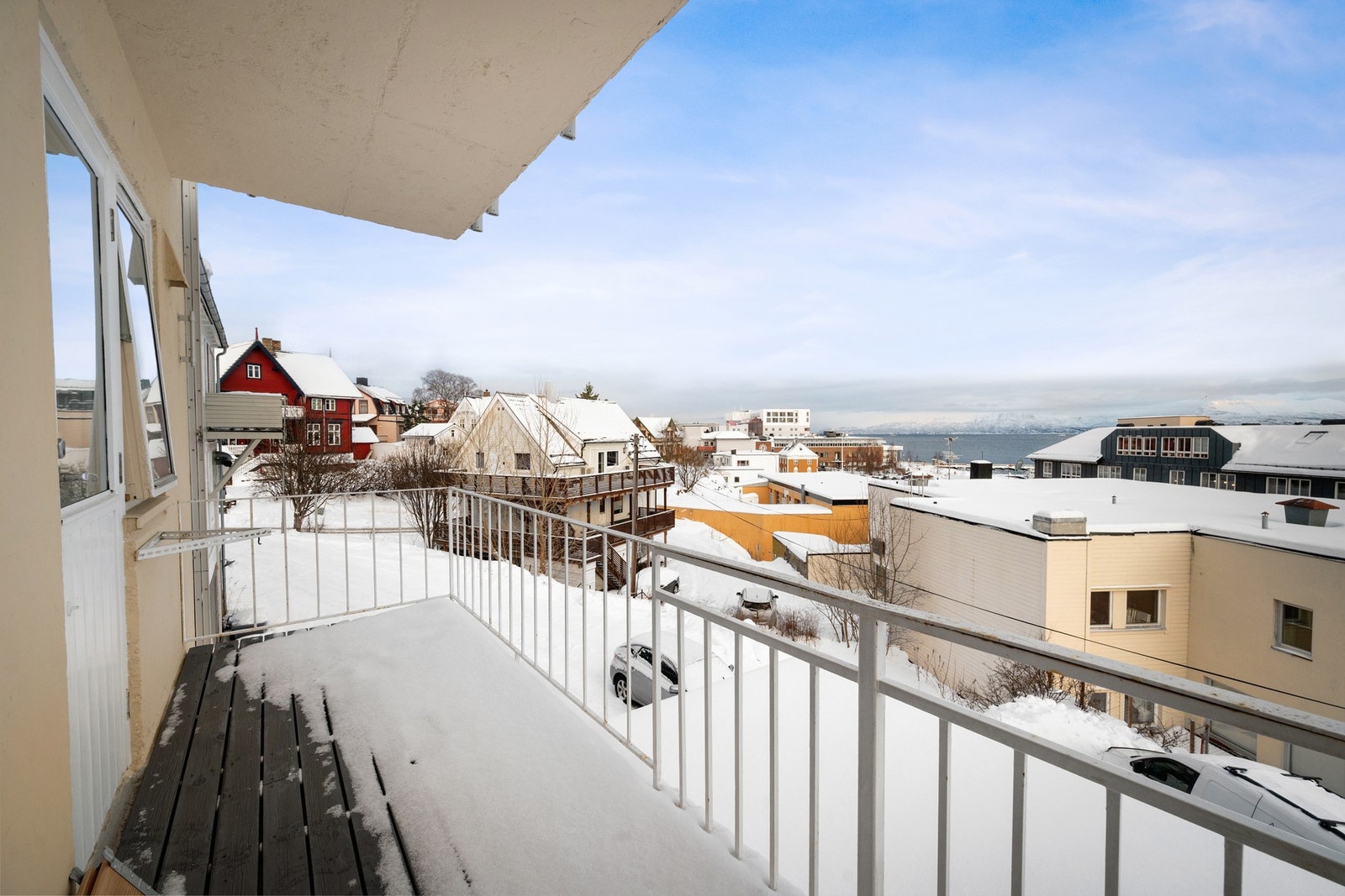 Eierseksjon bestående av 3-roms leilighet i 2. etasje og næringslokale i 1. etasje som er ombygd og innredet til leilighet (ikke omsøkt fra næring til bolig) Galleribilde
