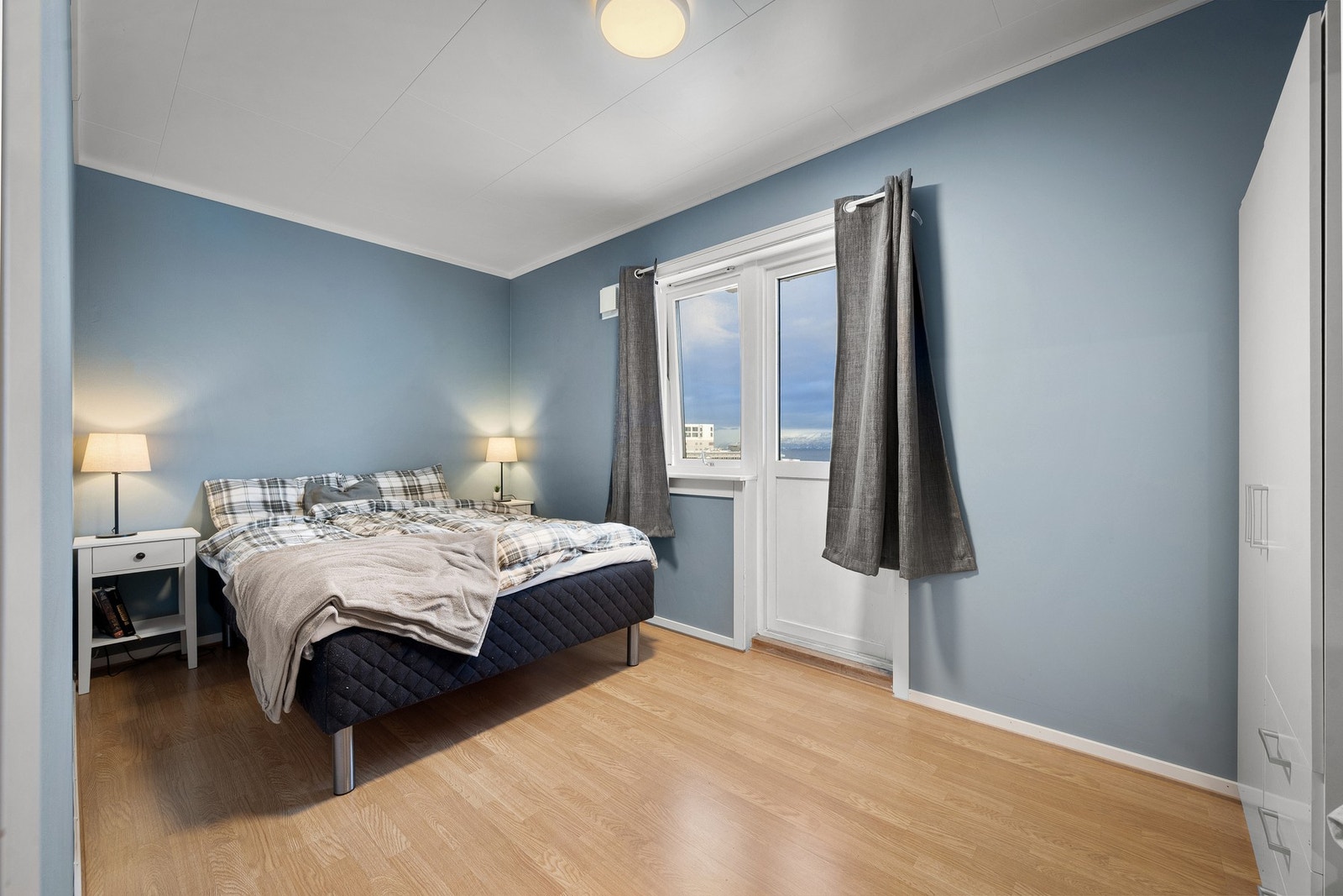 Soverom 1 med adkomst til balkong Galleribilde