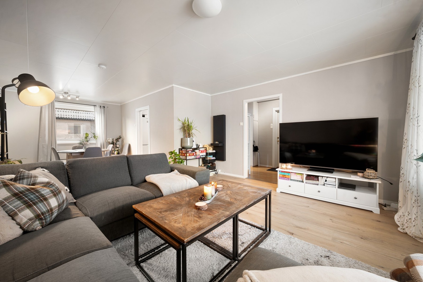 Boligen er godt ivaretatt med både utvendige og innvendige påkostninger, blant annet etterisolering av tak i 2023 Galleribilde