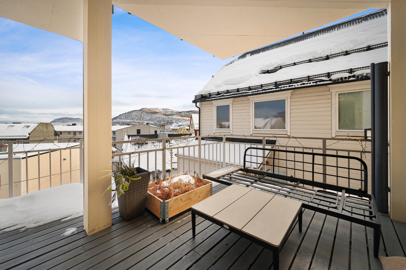 Med delvis takoverbygg kan utemøblementet stå tørt Galleribilde