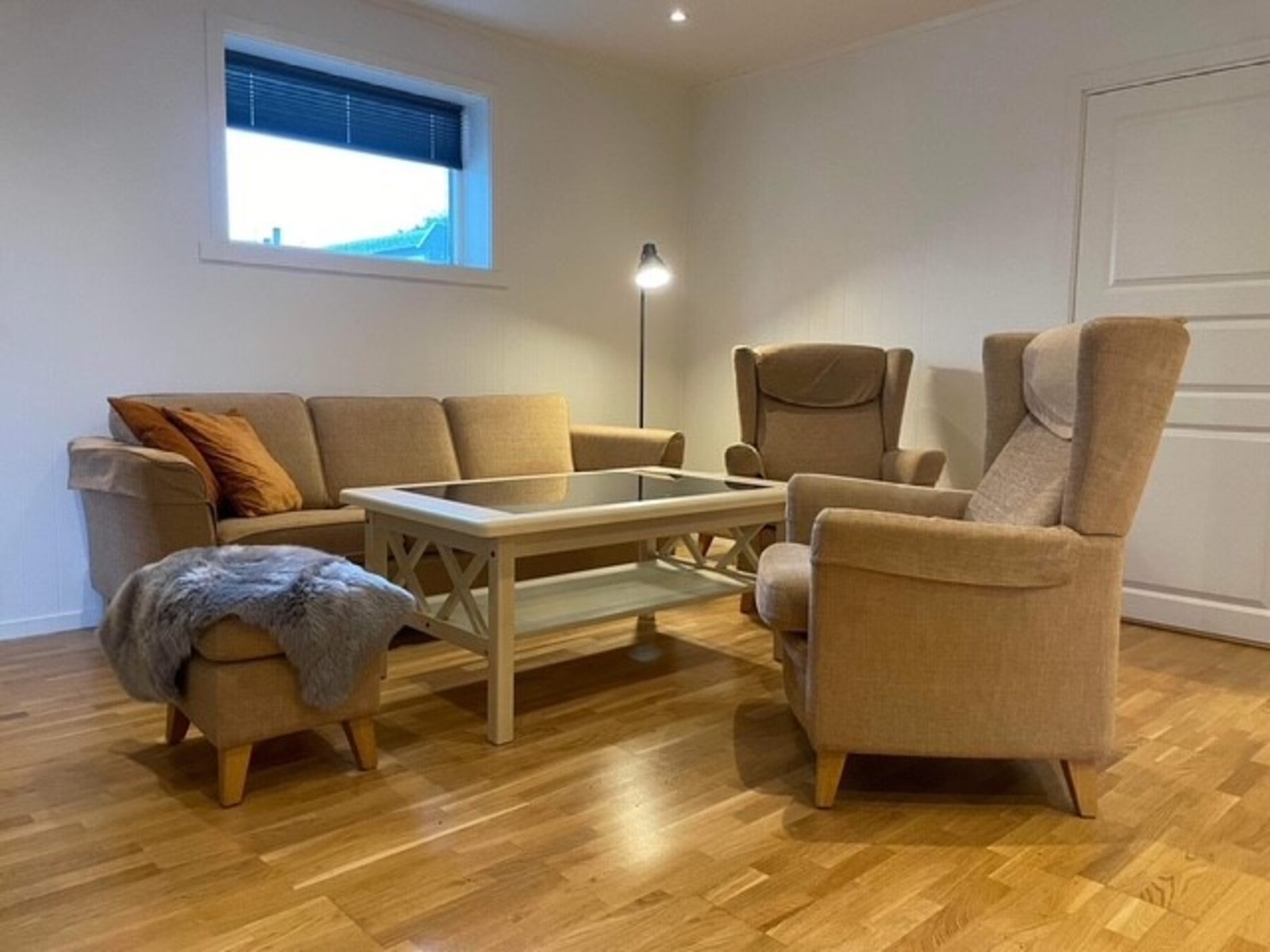 1. etasje er godkjent som næringslokale, men ombygd til leilighet (ikke søkt) Galleribilde