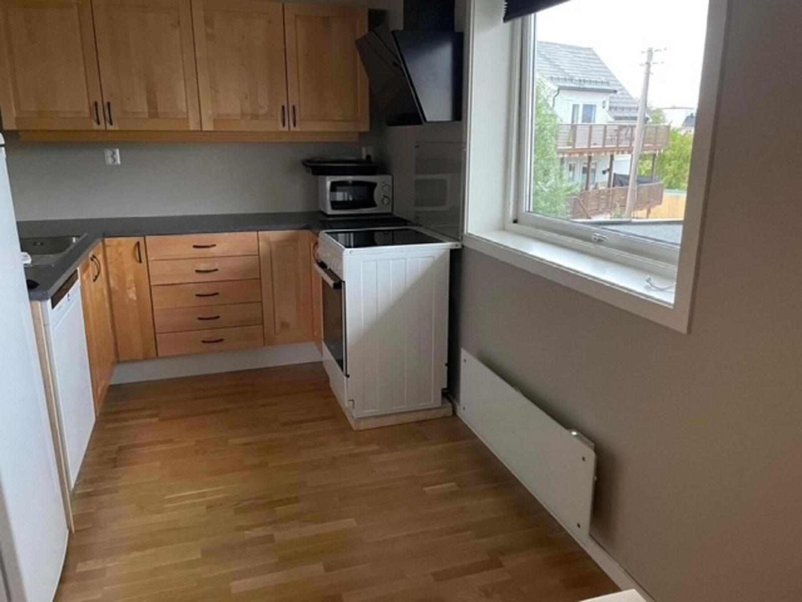 Yttervegg ved kjøkken er etterisolert fra innsiden i 2023 Galleribilde