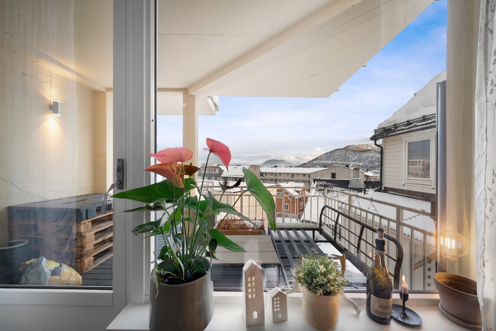 Boligen har meget sentral beliggenhet i Harstad sentrum og leilighet i 2. etasje har romslig balkong med utsikt Galleribilde