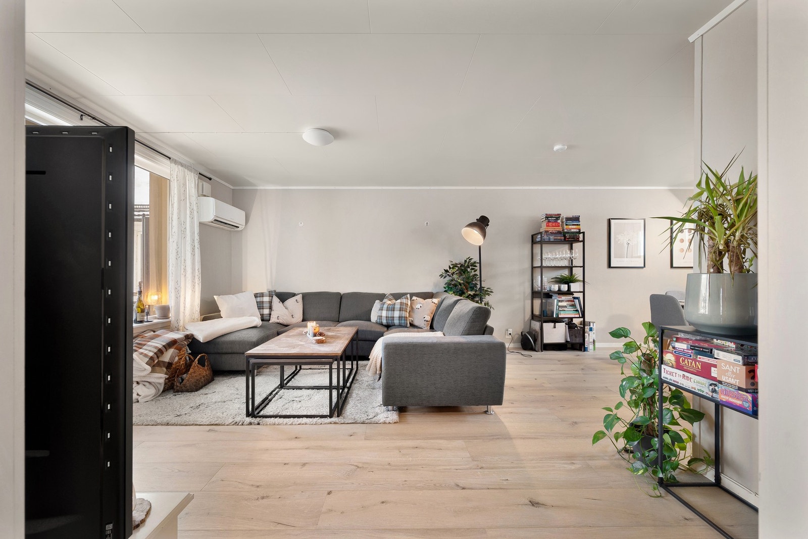 Gulv i stue og kjøkken er oppgradert i nyere tid med 1-stavs parkett Galleribilde