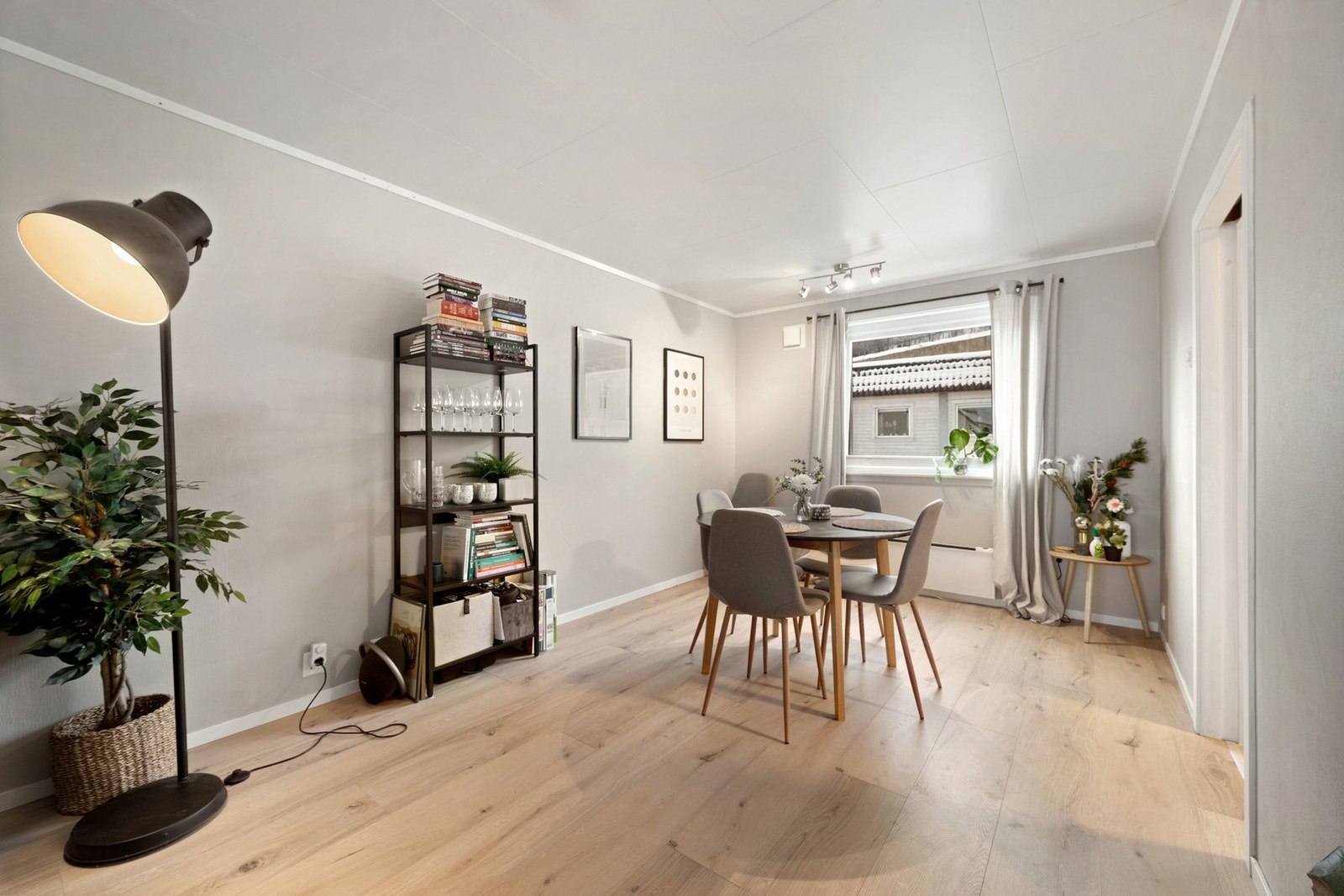 Størrelsen på stua gir mulighet også for en større spisestue, så her er det god plass til sosialt! Galleribilde