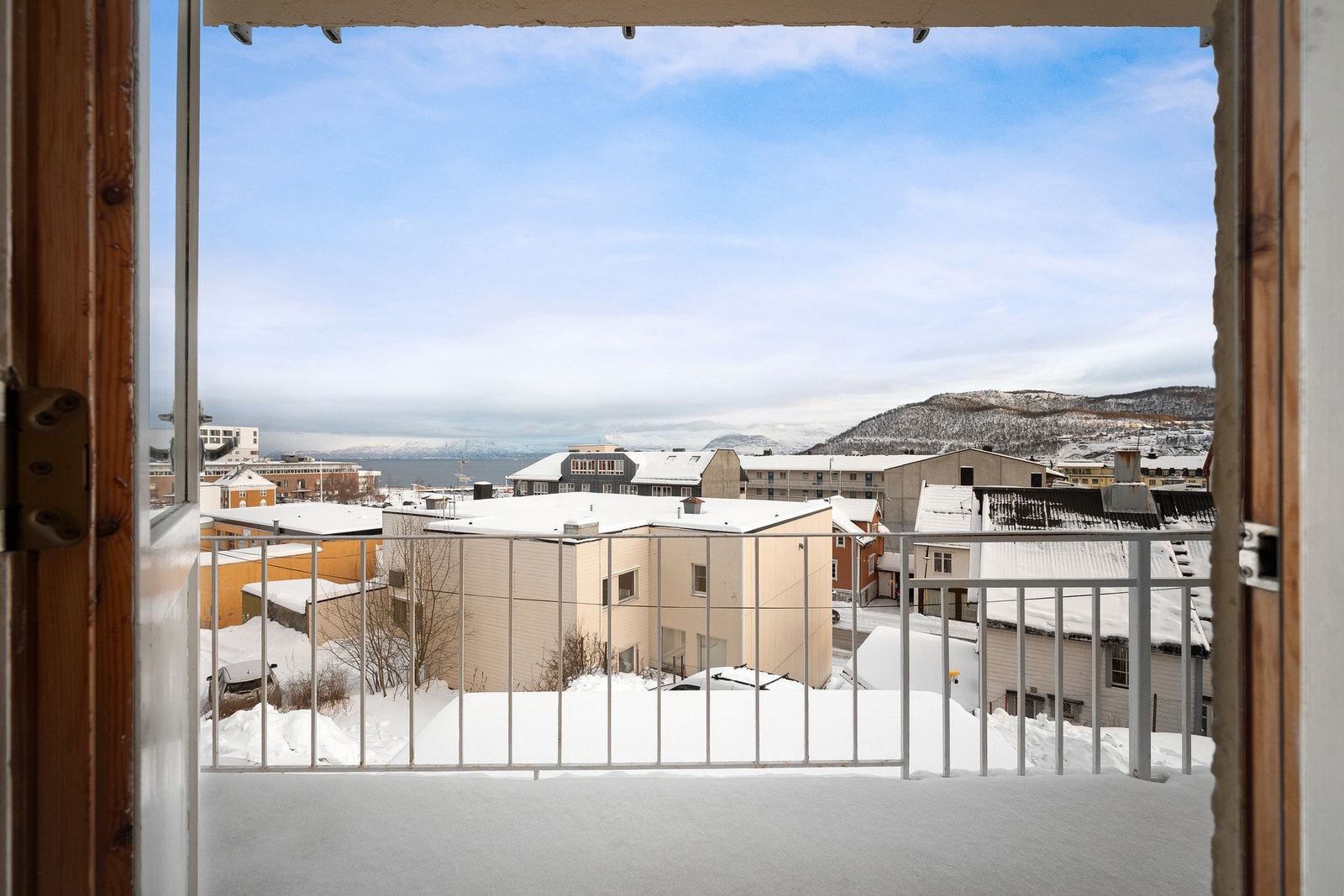 Adkomst til balkong fra stua med fin utsikt over byområdet Galleribilde