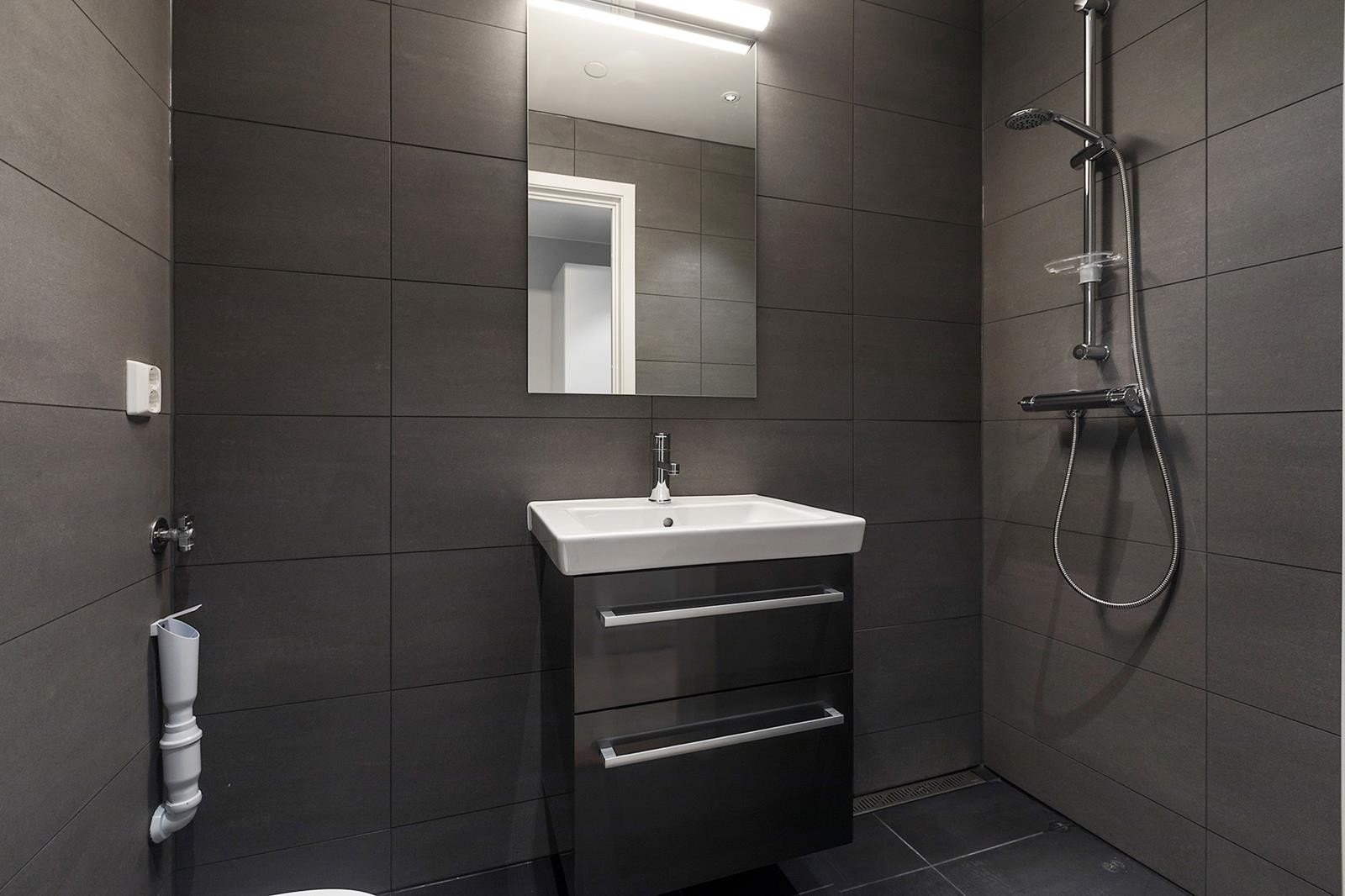 Flislagt bad med opplegg for vaskemaskin (40cm) Galleribilde