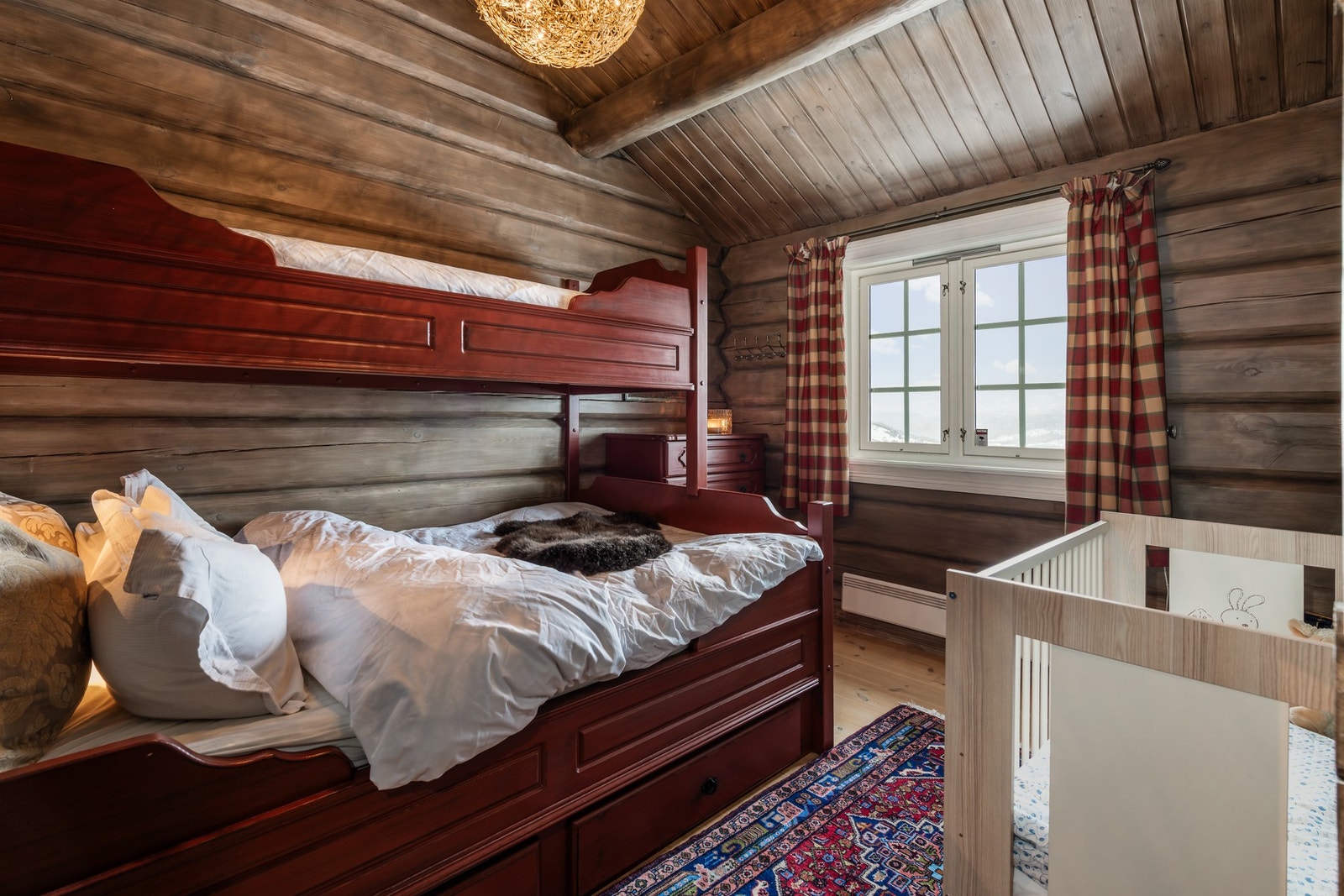 Hytten har god plass til store og små Galleribilde