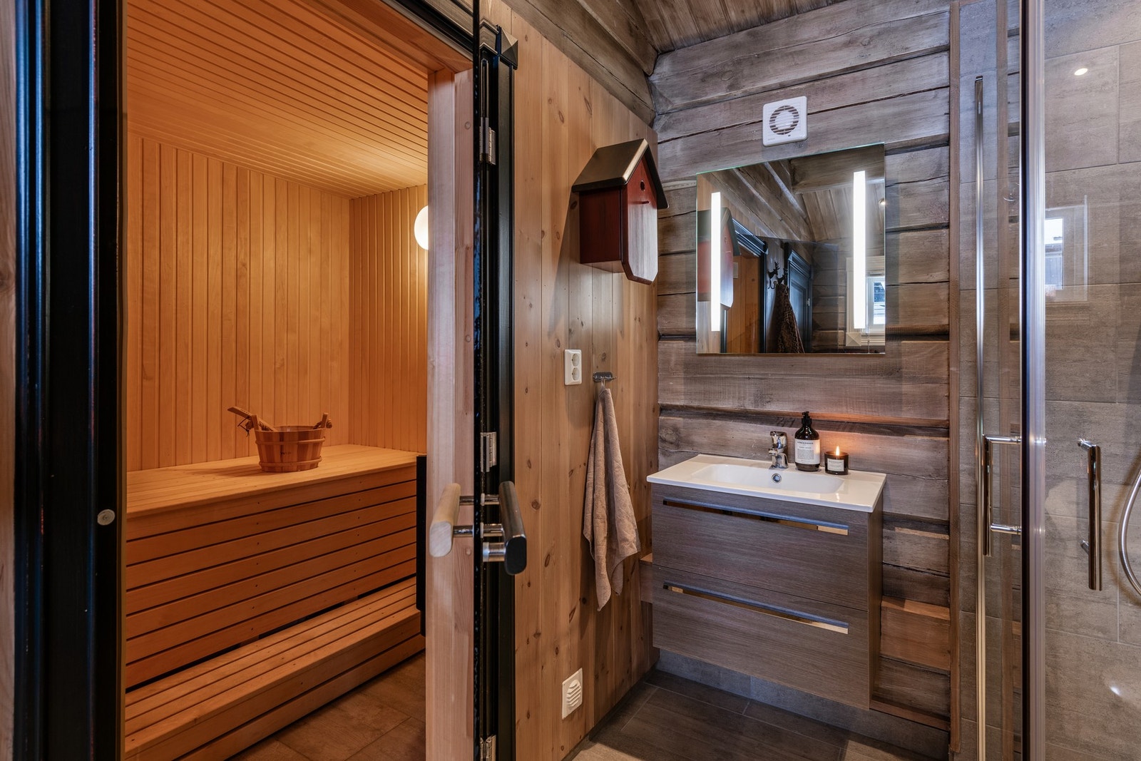 Annekset har et flott bad med sauna Galleribilde