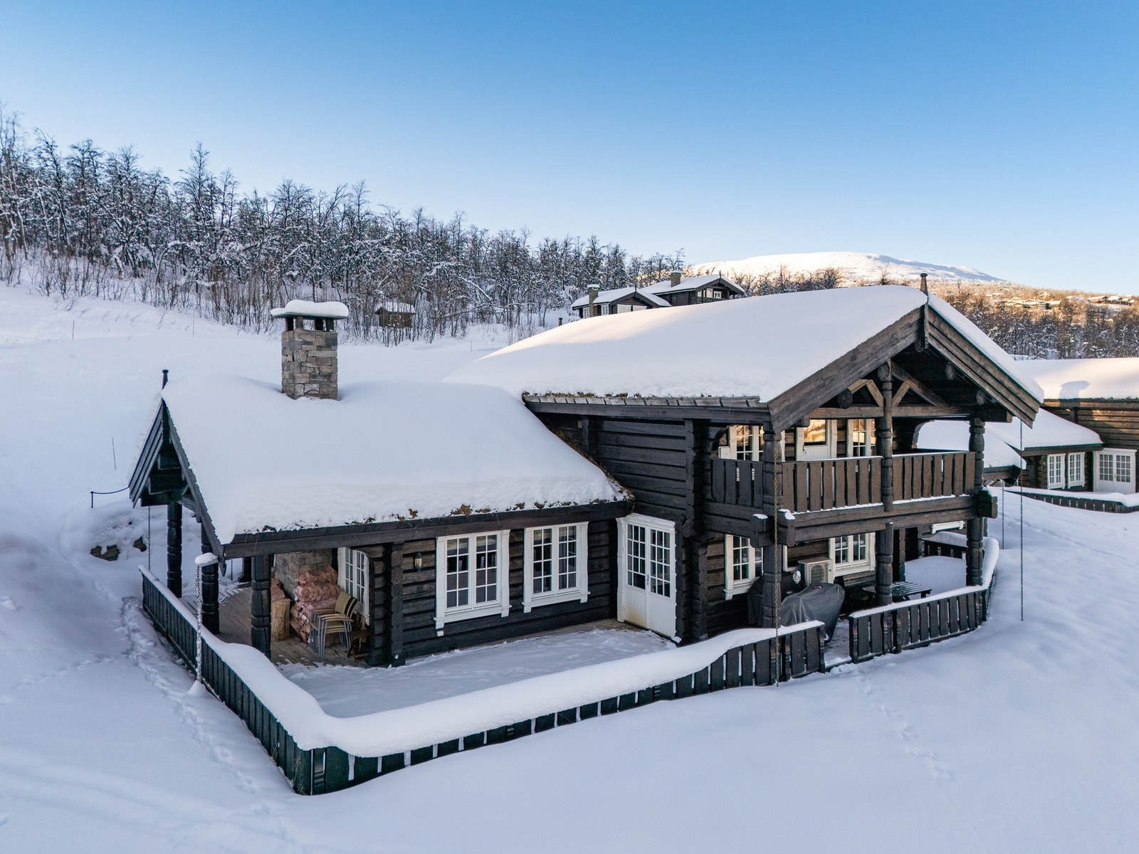 Stor flott solrik terrasse rundt hytten Galleribilde