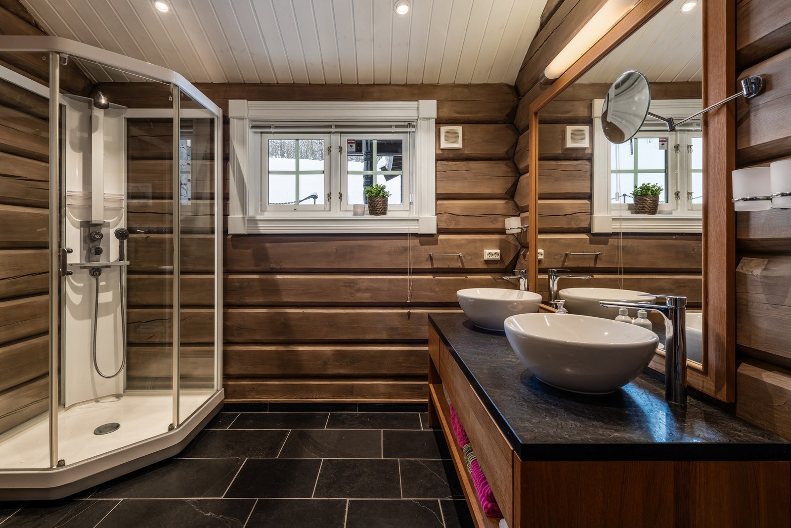 Lekkert bad hvor kombinasjonen mellom tømmer og flis skaper en lun og varm følelse Galleribilde