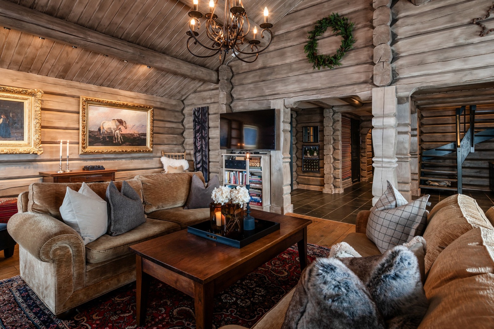 Åpen og sosial planløsning med store oppholdsrom, massive tømmerdetaljer og lun stemning Galleribilde