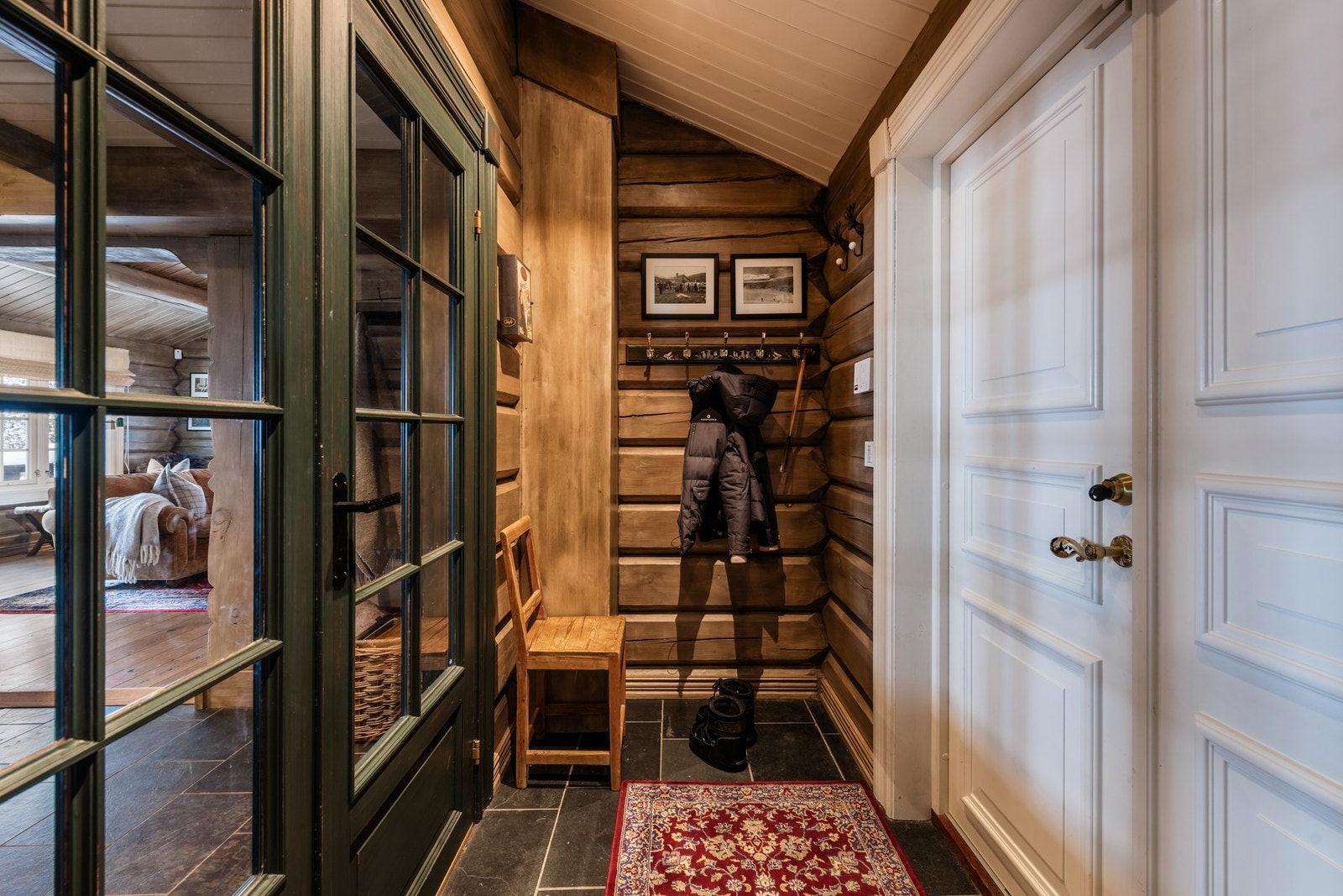 Hytten går over to plan, og har inngang i første etasje Galleribilde