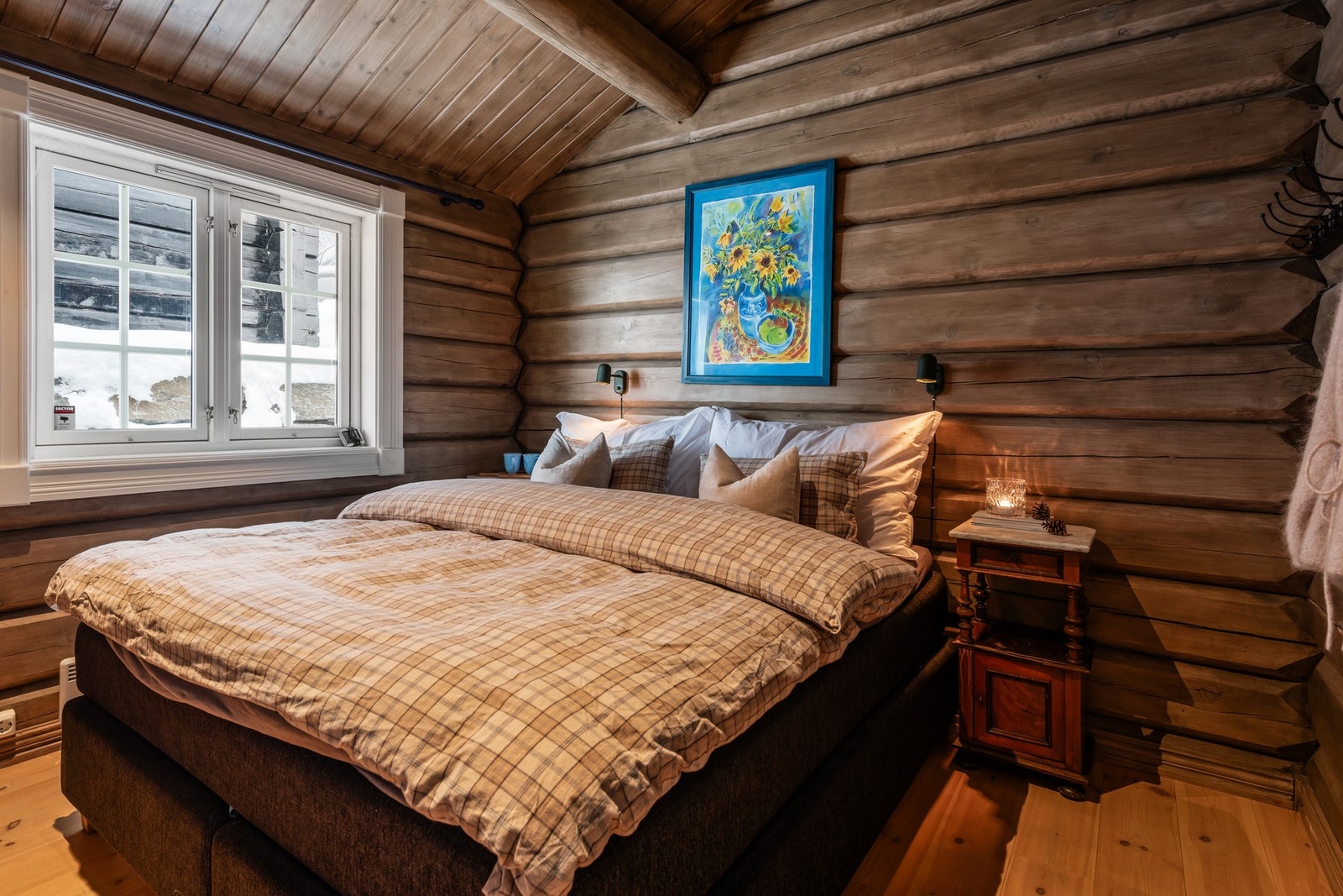 Et lunt hyttesoverom hvor mykt sengetøy gjør starten og slutten på dagen perfekt Galleribilde