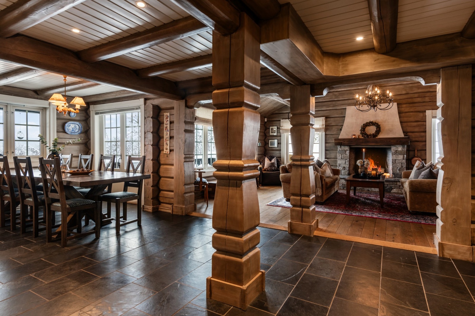 Klassisk laftehytte med romslige oppholdsarealer, naturlige materialer og en tidløs stil som inviterer til ro, kvalitetstid og helårsglede Galleribilde