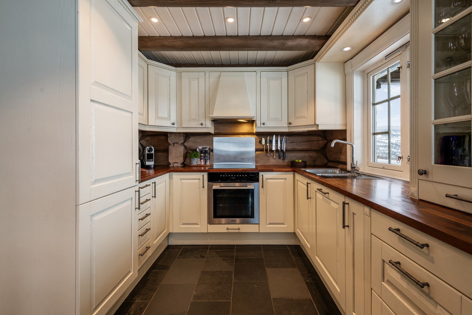 Stort og flott kjøkken hvor matlagingen er en glede Galleribilde