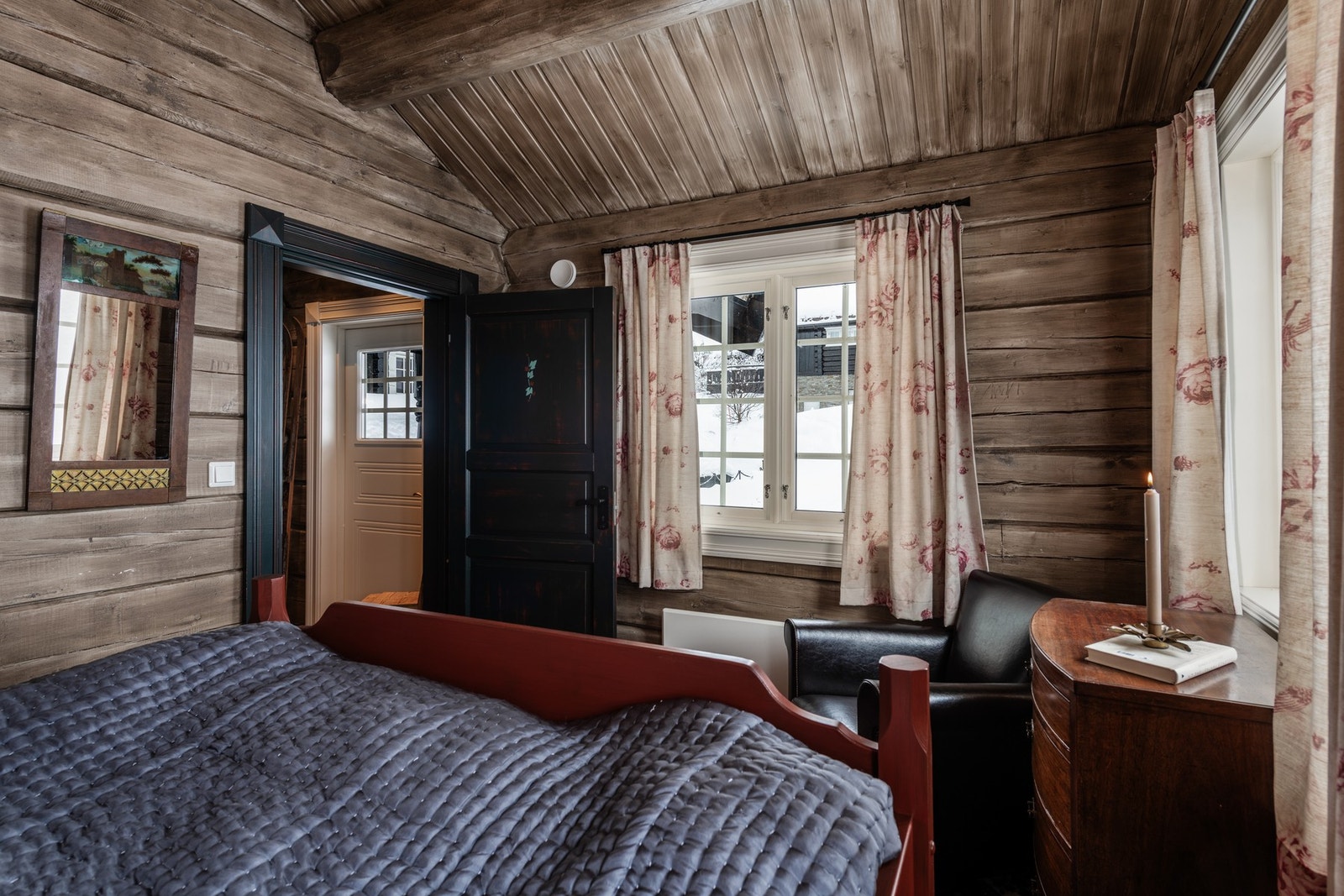 Annekset har samme kvaliteter og lune farger som hytten Galleribilde