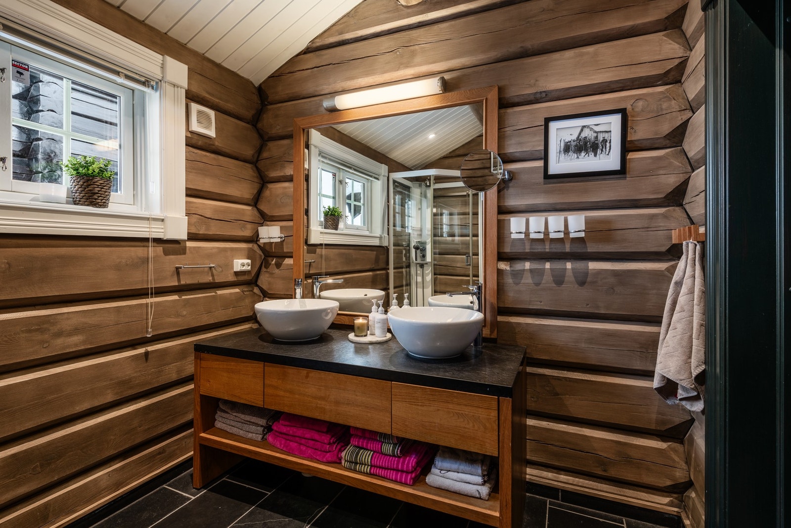 Lekkert bad hvor kombinasjonen mellom tømmer og flis skaper en lun og varm følelse Galleribilde