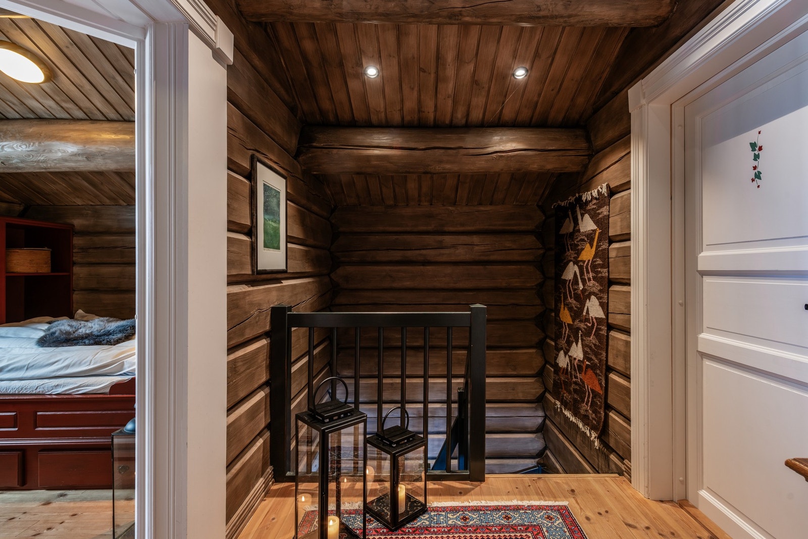 I hyttens andre etasje finner man to soverom, stue og bad Galleribilde