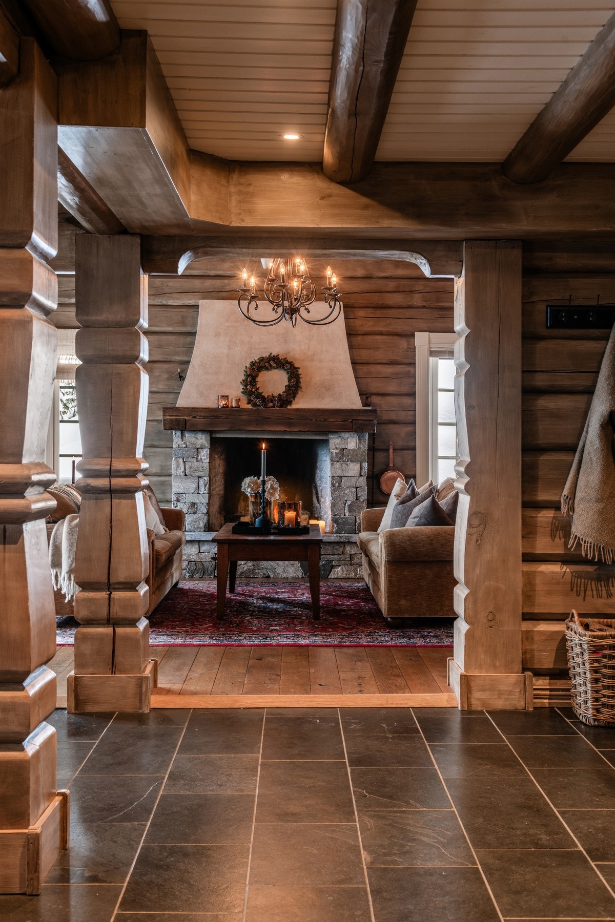 Peisen smykker stuen og gir den deilige hyttefølelsen Galleribilde