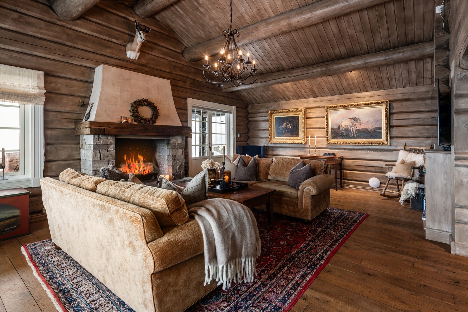 Stuen er lun og innbydende - perfekt for sene kvelder i godt selskap Galleribilde