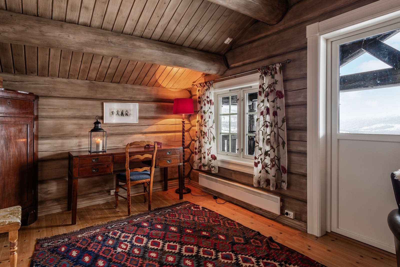 Stuen er også praktisk som hjemmekontor om man trenger å trekke seg litt tilbake Galleribilde