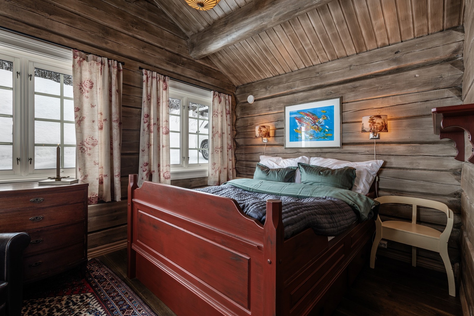 Annekset har samme kvaliteter og lune farger som hytten Galleribilde