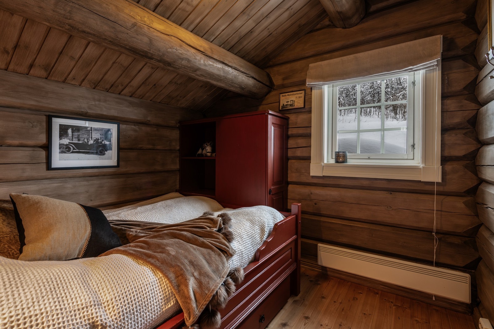 I andre etasje har man to koselige soverom med skråtak som gir en god hyttefølelse Galleribilde