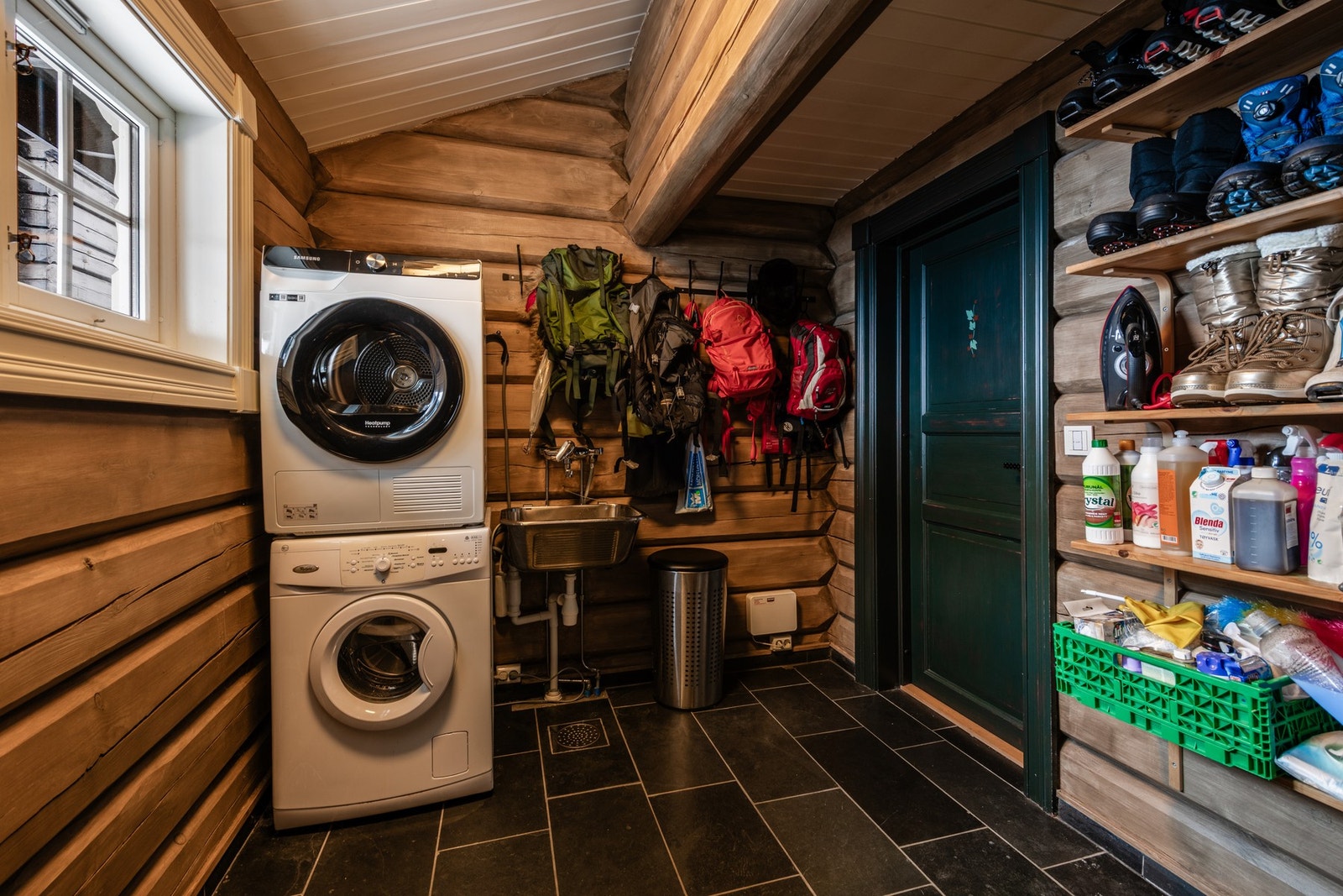 Stor praktisk bod / vaskerom Galleribilde