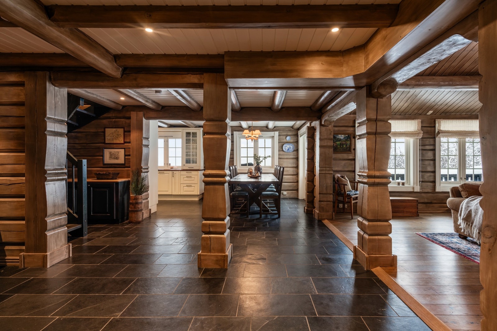 En hytte der laft, solide søyler og gjennomgående romfølelse skaper en varm og eksklusiv atmosfære Galleribilde