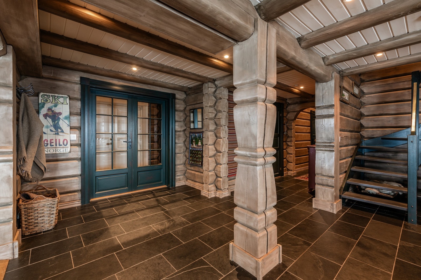 Stor innbydende gang med tømmervegger og skifergulv Galleribilde