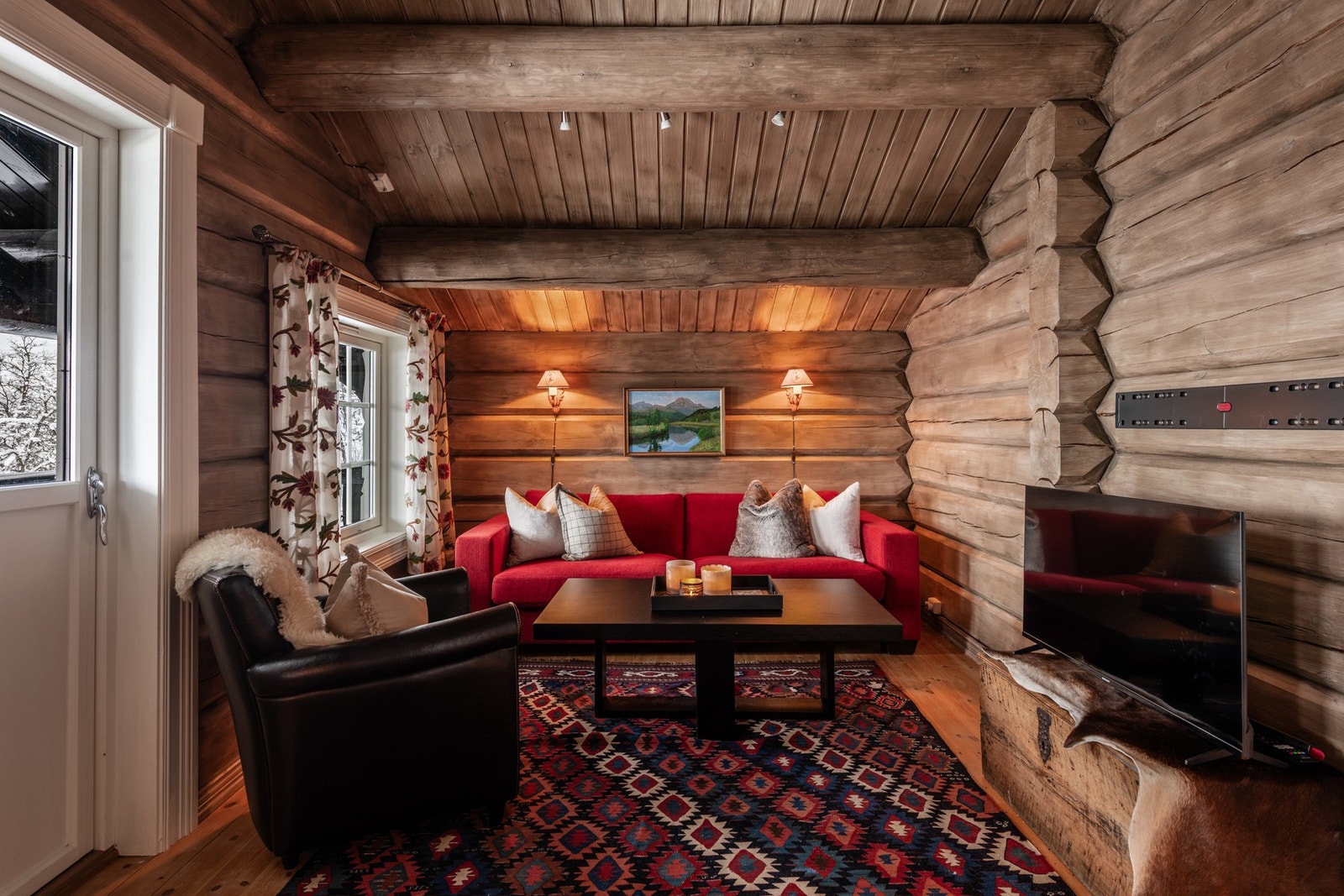 Trekk deg tilbake i hyttens andre etasje og nyt en kveld med favorittserien Galleribilde