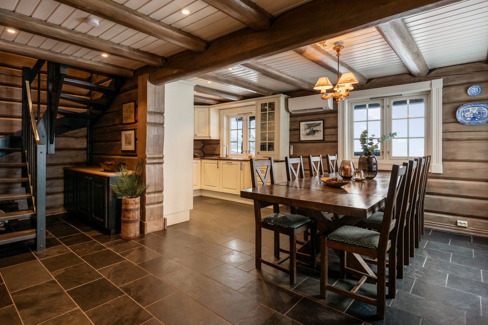Perfekt for lange måltider, rolige morgener og ekte hytteliv. Galleribilde