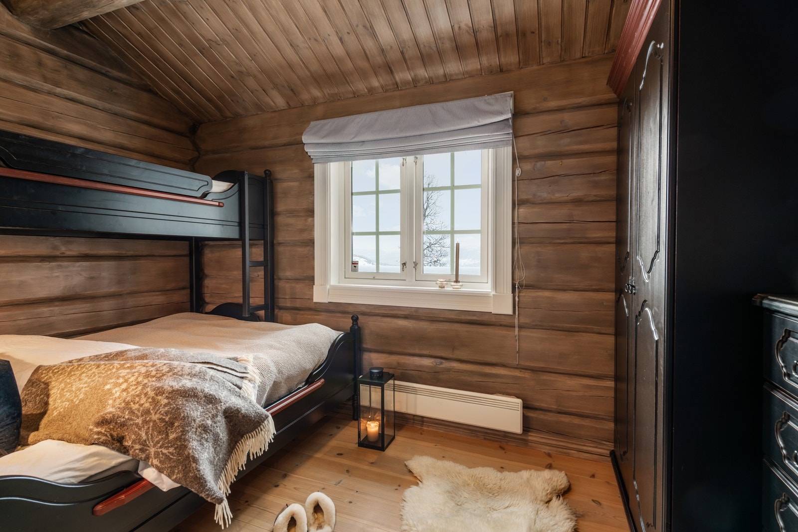 Her våkner du opp på soverommet og titter ut på glitrende puddersnø, rett etter snøfall Galleribilde